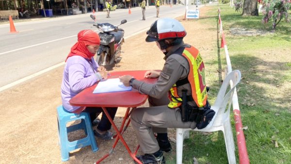 สภ.วังน้ำเขียว ว.4 กวดขันวินัยจราจร เเละว่ากล่าวตักเตือนการสวมหมวกนิรภัยฯ
