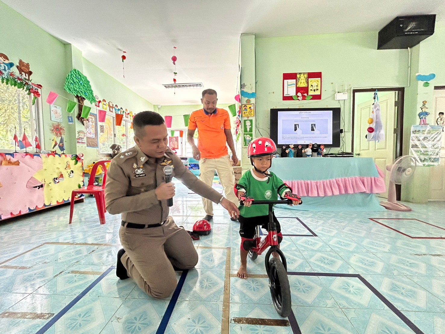 บรรยายให้ความรู้เกี่ยวกับวินัยจราจรเบื้องต้นและการเล่นจักรยานขาไถ Balance Bike